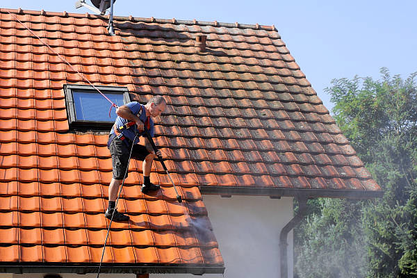 Équipe de couvreurs professionnels à Thuir